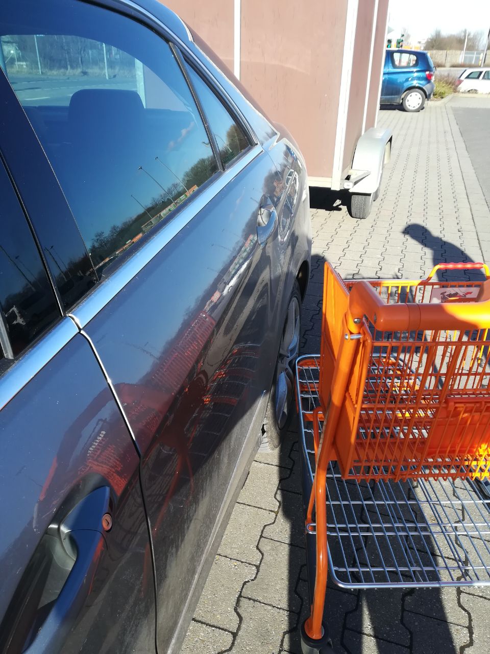 Einkaufswagen gegen Auto